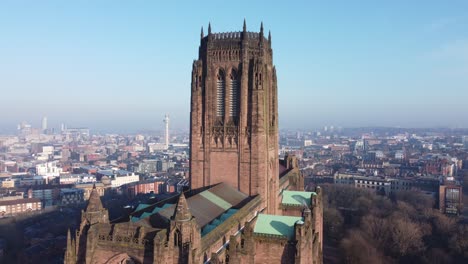 Liverpool-Catedral-Anglicana-Hito-Gótico-Histórico-Antena-Elevándose-Por-Encima-Del-Horizonte-De-La-Ciudad