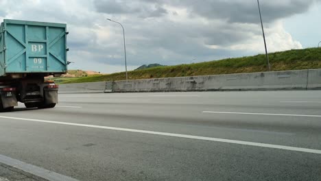 Vista-De-La-Carretera-De-Malasia-Desde-Un-Lado-Durante-El-Día