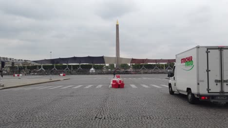 Toma-Estática-De-La-Place-De-La-Concorde-Con-Soporte-Para-El-Día-De-La-Bastilla-Y-Desfile-De-Demostración-Militar,-París-Francia