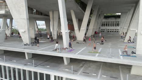 Antena-En-órbita-De-La-Clase-De-Ejercicios-De-Tae-Bo-En-Un-Estacionamiento-Al-Aire-Libre