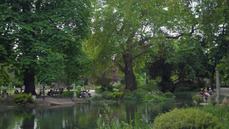 Schwenk-über-Den-Parc-Monceau-Mit-Wunderschönen-Bäumen-Und-See-Oder-Teich-An-Einem-Sommertag-In-Paris,-Frankreich