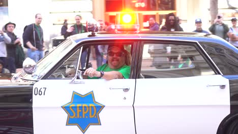 Viejo-Coche-De-Policía-En-La-Ruta-Del-Desfile