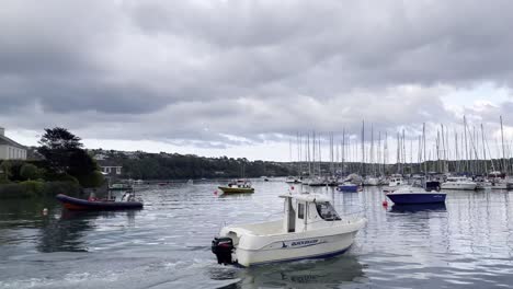 Noche-Tranquila-Y-Nublada-Durante-La-Marea-Alta-En-El-Puerto-De-Kinsale-Con-Yates-Y-Barcos-Pasando