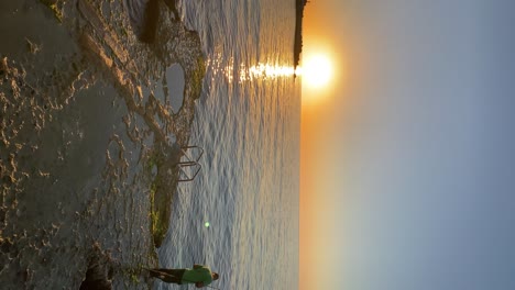 Disparo-Vertical-De-Un-Hombre-Pescando-En-La-Costa-Rocosa-De-Enfeh-En-Líbano-Al-Amanecer