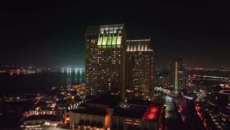 prominent-towers-of-Manchester-Grand-Hyatt-Hotel-in-San-Diego-downtown,-by-the-Embarcadero-Marina-park