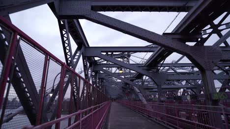 Pov-Caminando-A-Través-De-Una-Estructura-De-Acero-A-Través-De-La-Acera-En-El-Puente-De-Brooklyn,-Ciudad-De-Nueva-York,-Estados-Unidos