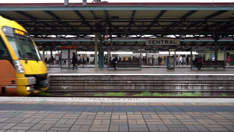 Transport-Sydney-Trains-Arriving-To-The-Platform-at-Sydney-Central-Railway-Station,-New-South-Wales,-Australia