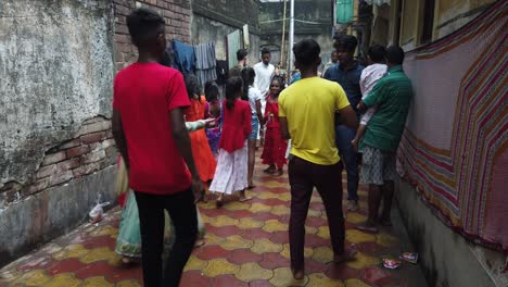 Shot-of-a-women-performing-ritual-of-chatt-puja-in-the-street-road-in-front-of-the-people-in-Kolkata