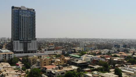 Vista-Aérea-Del-Bloque-4-En-La-Calle-26-En-Karachi,-Pakistán