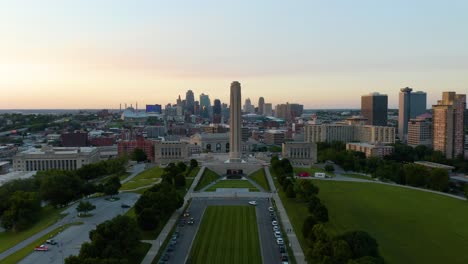 Aerial-Establishing-Shot-of-Liberty-Memorial-in-Kansas-City,-Missouri-at-Sunset
