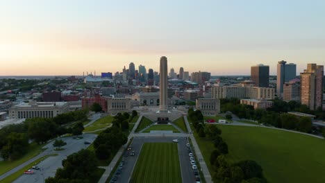 Toma-Aérea-Del-Monumento-A-La-Libertad-En-Kansas-City,-Missouri-Al-Atardecer