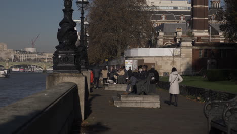 Menschen,-Die-Tagsüber-Auf-Dem-Albert-Embankment-Path-Entlang-Der-Themse-Spazieren