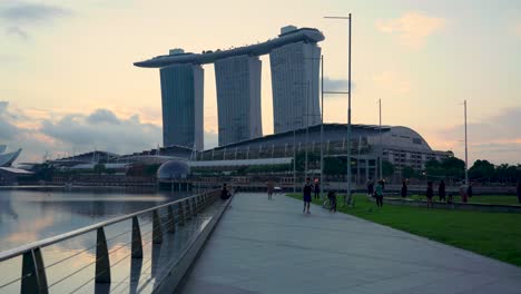 Menschen-Joggen,-Zügig-Spazieren-Gehen-Und-Machen-Yoga-Im-Freien-Am-Vorgebirge,-Marina-Bay,-Singapur