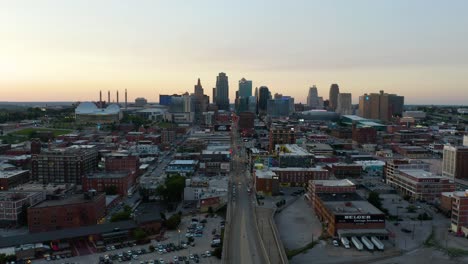 Skyline-Von-Kansas-City-Im-Sommer---Luftsockel-Nach-Unten