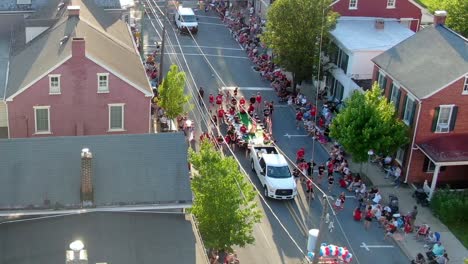 Lititz,-Pennsylvania,-USA-–-Parade-Zum-4.-Juli-–-Luftaufnahmen-Von-Menschenmengen-Und-Fahrzeugen,-Die-An-Dieser-Jährlichen-Feier-Teilnehmen