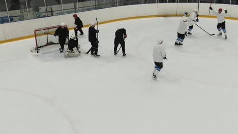 Celebración-Del-Equipo-De-Hockey-Sobre-Hielo-Después-De-Marcar-Un-Gol-Durante-Un-Emocionante-Juego