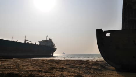 Teilsilhouettenansicht-Großer-Schiffe-Im-Breakers-Yard-In-Gadani-In-Pakistan