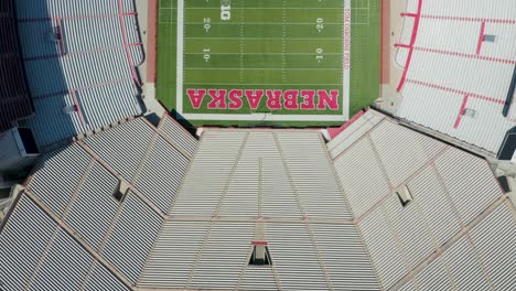 Vista-De-Arriba-Hacia-Abajo-Del-Estadio-Conmemorativo,-Hogar-De-Los-Descascaradores-De-Nebraska