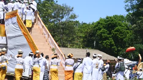 Die-Balinesische-Hinduistische-Einäscherungszeremonie-In-Denpasar,-Bali,-Indonesien-Am-08.-Oktober-2021