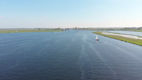 Vista-Aérea-De-Veleros-En-Lagos-Kaag,-Países-Bajos,-Día-Soleado-De-Verano