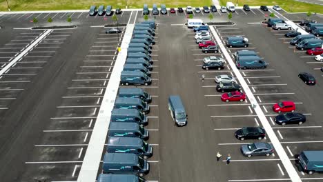 Camionetas-De-Amazon-En-El-Estacionamiento-De-Un-Almacén-De-Amazon---Drone-Aéreo