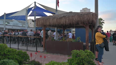 Gente-Pasando-El-Rato-En-El-Jardín-De-La-Cerveza-De-Mike-Hess-Brewing-En-Imperial-Beach,-California