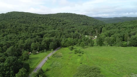 Una-Foto-De-Un-Dron-Del-Hermoso-Paisaje-Montañoso-Catskill-Cerca-De-Walton,-Nueva-York