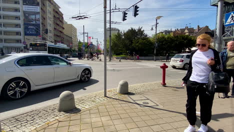 Gente-Caminando-Por-El-Sendero-Cerca-De-La-Calle-Principal-En-Gdynia-Swietojanska-Y-10-Lutego