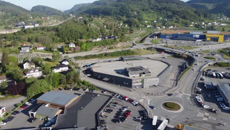 Centro-Comercial-Gullgruven-En-Bergen---Vista-Aérea-Del-Centro-Comercial-Con-Tráfico-Afuera-E-Ikea-Al-Fondo