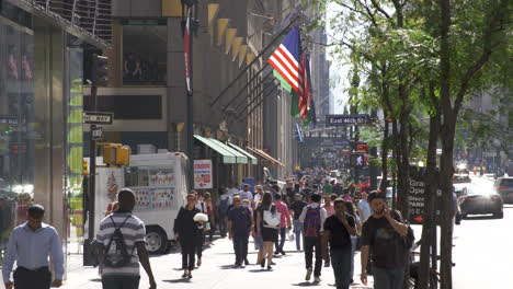 La-Gente-Camina-Por-La-5ta-Avenida-En-Un-Día-Soleado-En-La-Ciudad-De-Nueva-York,-U