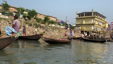 Los-Lugareños-Con-Sus-Exclusivos-Taxis-En-Barco-Remando-En-La-Orilla-Del-Río-Buriganga,-Dhaka