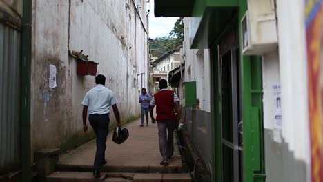 Ciudadanos-Indios-Caminan-En-Un-Callejón-Estrecho-En-La-Ciudad-De-Chennai-Durante-El-Día