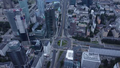 Un-Video-De-Dron-De-Rondo-Onz-En-Varsovia,-Centro-De-La-Ciudad-De-Polonia