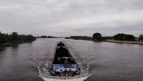 Barco-Calypso-Cargado-Con-Carga-En-El-Norte,-Holanda,-En-Un-Día-Gris