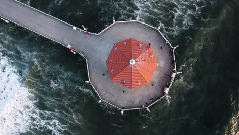 El-Acuario-Roundhouse-Y-El-Océano-Pacífico-En-Manhattan-Beach,-California.