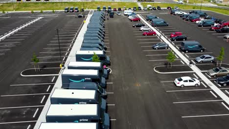 Camionetas-De-Amazon-En-El-Estacionamiento-De-Un-Almacén-De-Amazon---Drone-Aéreo