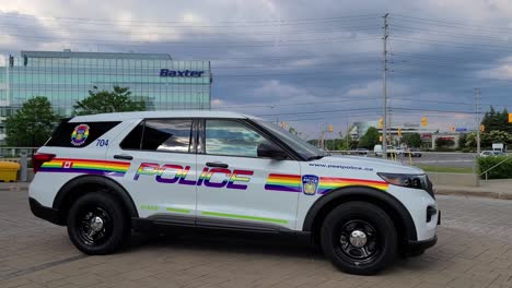 Un-Coche-De-Policía-Está-Estacionado-Fuera-De-La-Estación-De-Policía-De-Peel-City,-Ontario,-Canadá