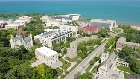 Vista-Aérea-A-Vista-De-Pájaro-Del-Campus-Universitario-Del-Noroeste-Junto-Al-Hermoso-Lago-Michigan