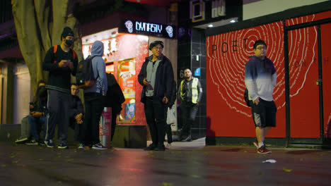 Grupo-De-Jóvenes-Asiáticos-En-El-Barrio-De-La-Ciudad-Tailandesa-Por-La-Noche