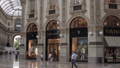 Milán,-Italia---6-De-Junio-De-2021:-Tienda-Oficial-De-Louis-Vuitton-Dentro-De-La-Galería-Vittorio-Emanuele-Ii,-Cerca-De-La-Catedral-Del-Duomo