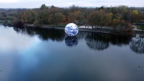 Luke-Jarram-Floating-Earth-Kunstausstellung-Luftaufnahme-Pennington-Flash-Lake-Nature-Park-Absteigend-Hineinschieben