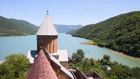 Kirchturm-Am-Ananuri-Festungskomplex-Mit-Blick-Auf-Den-Zhinvali-Stausee-In-Georgien