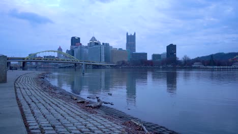 El-Centro-De-La-Ciudad-De-Pittsburgh-Se-Ve-Desde-La-Costa-Del-Río-Allegheny