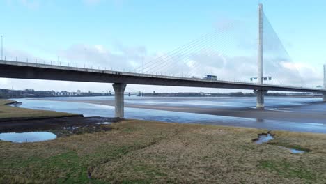 Mersey-Gateway-Wahrzeichen-Mautbrücke-Bei-Ebbe-Mit-Fluss-Marschland-Luftaufnahme-Langsamer-Linker-Dolly