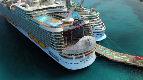 Toma-Aérea-De-La-Popa-Del-Crucero-Wonder-Of-The-Seas-Royal-Caribbean-En-El-Muelle