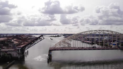 Vista-Aérea-Del-Puente-Basculante-Abierto-Sobre-El-Río-Noord-Que-Se-Cierra-Lentamente-Y-El-Barco-Se-Acerca-Por-Debajo