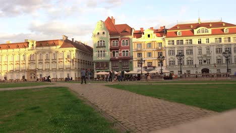 Vista-De-Lapso-De-Tiempo-En-El-Centro-Histórico-Renovado-De-Timisoara-En-Rumania