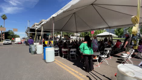 Gente-Viendo-Una-Banda-Tocando-En-Vivo-Durante-El-Tucson-Meet-Yourself-Folklife-Festival-En-La-Ciudad-De-Tucson,-Arizona