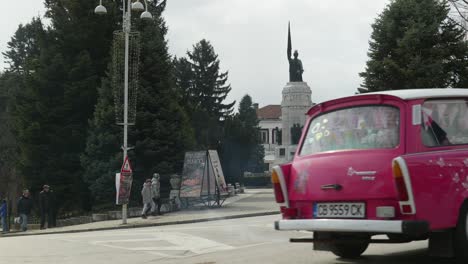 Convoy-De-Coches-Clásicos-Retro-Trabant-De-Europa-Del-Este-Conducen-Por-Las-Calles-De-La-Ciudad,-Junto-A-La-Madre-Bulgaria