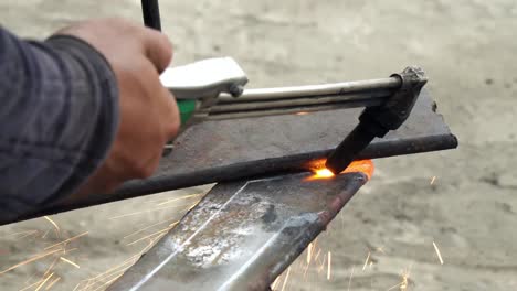 Trabajador-Cortando-Acero-Con-Oxígeno-Acetileno-Herramienta-De-Soplete-De-Soldadura